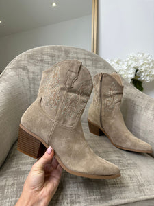 Savannah Short Suede Cowboy Boots - Camel